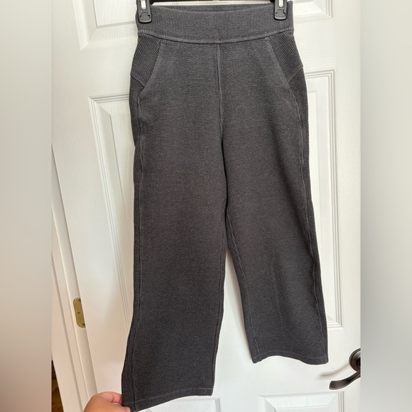 Lululemon Gray High Rise Wide Leg Waffle Knit Crop Pant size 2 - Picture 1 of 5
